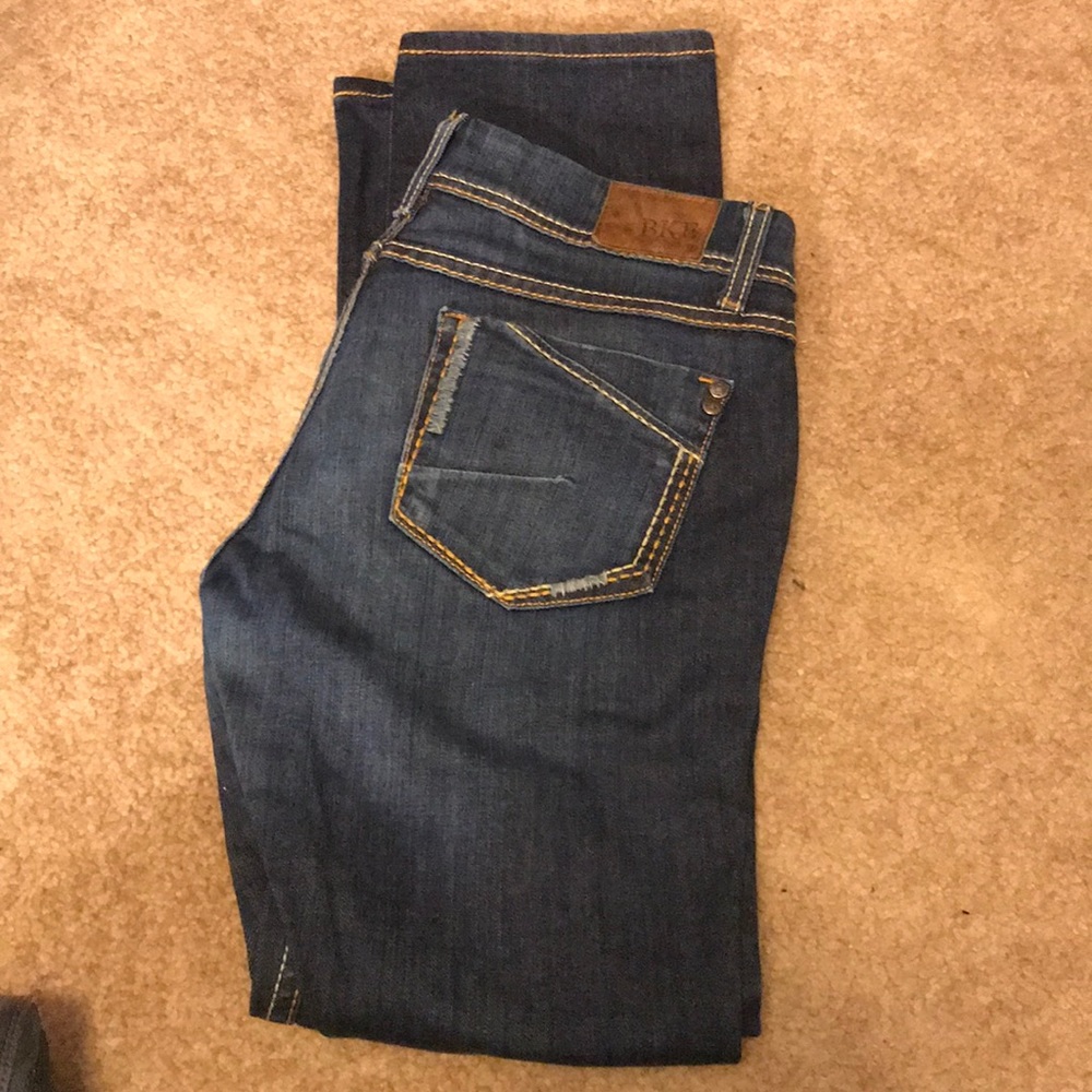 Buckle BKE Stella jeans. dark wash. Straight leg.
